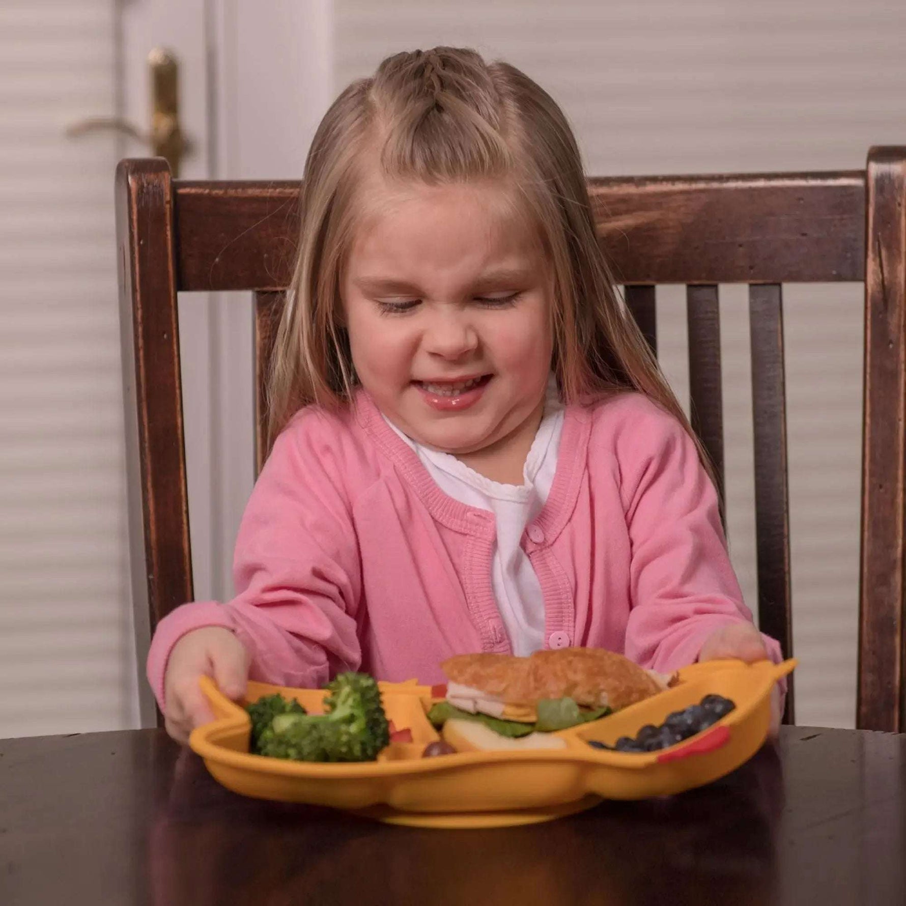 Conquer Mealtime Messes with Suction Silicone Plates for Toddlers